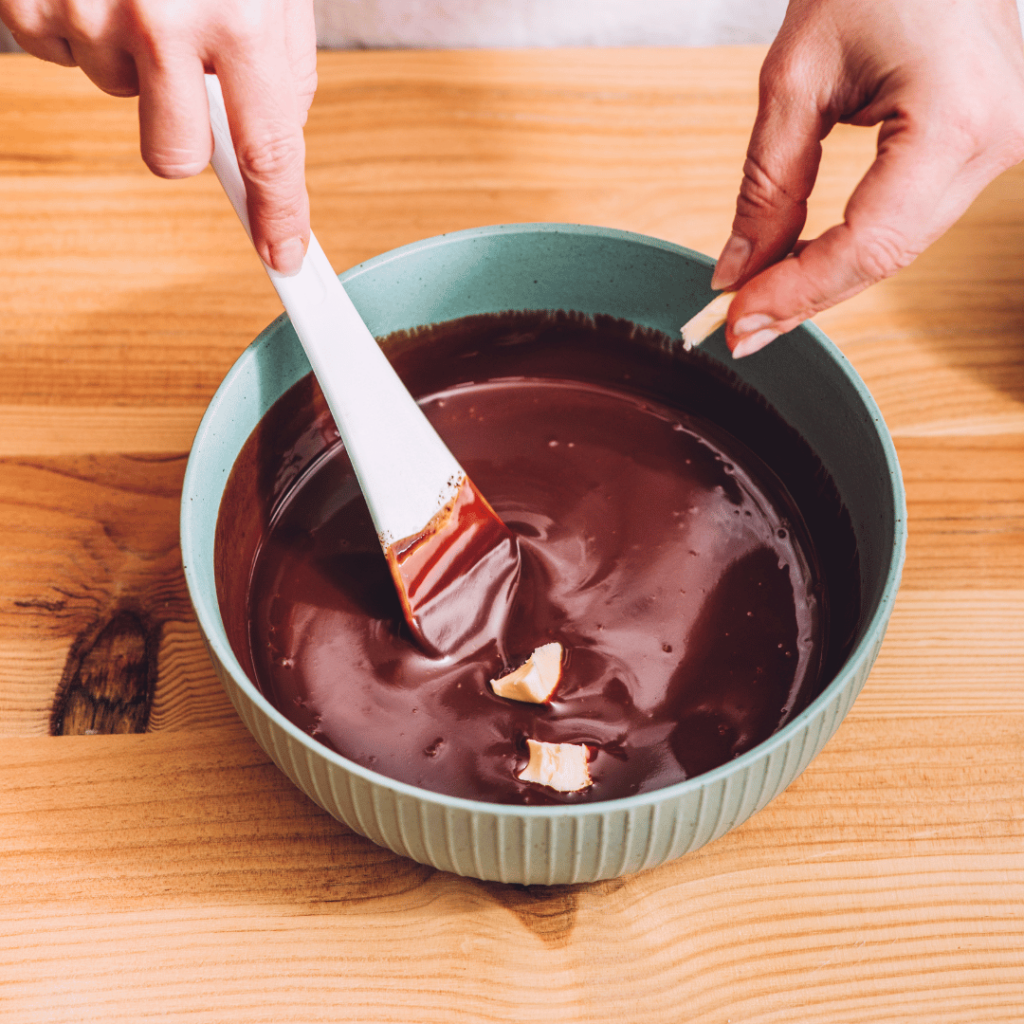 incorporer du beurre à la fin de la préparation d'une ganache au chocolat