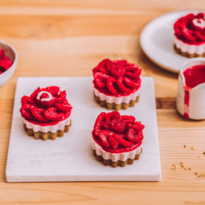 gâteaux indivuduels avec financiers pistache, mousse mascarpone et framboises fraîches