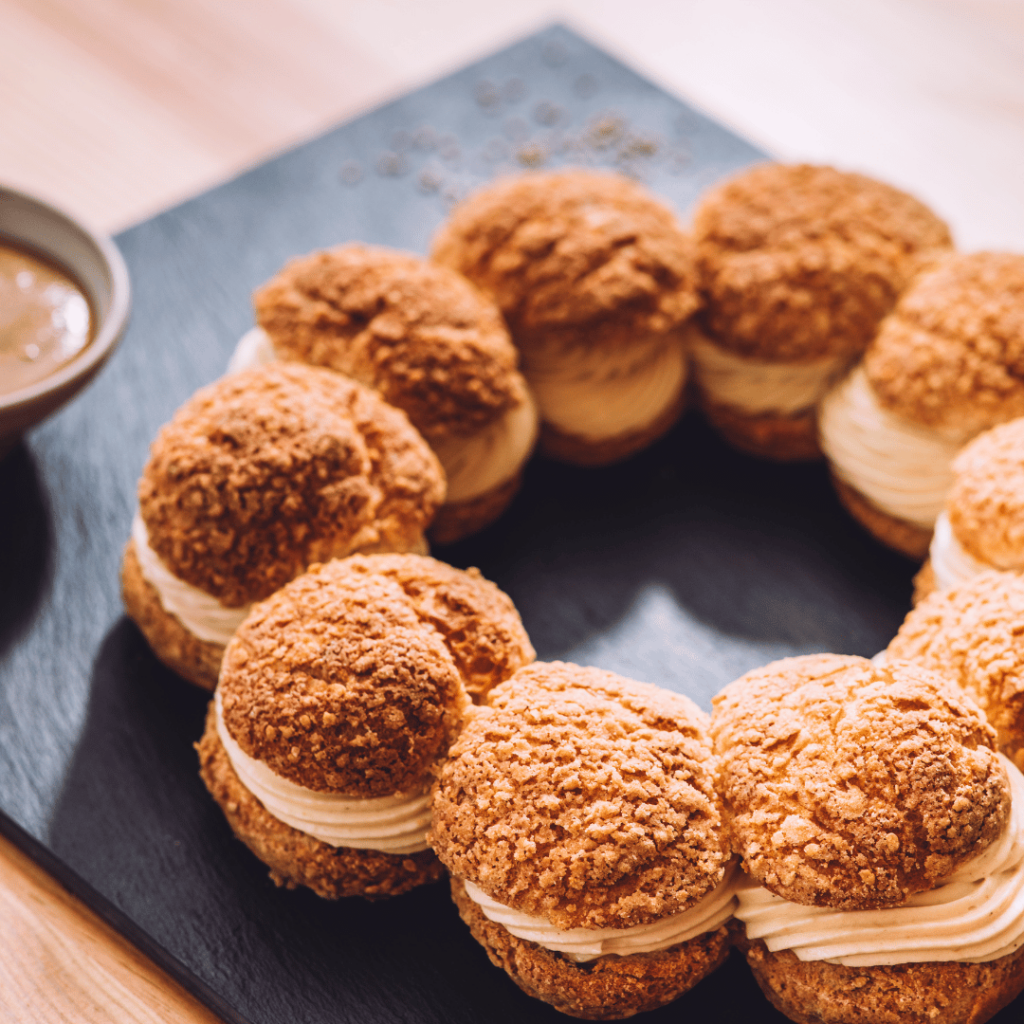 kit complet pour réaliser un dessert à base de pâte à choux et de crème diplomate au praliné