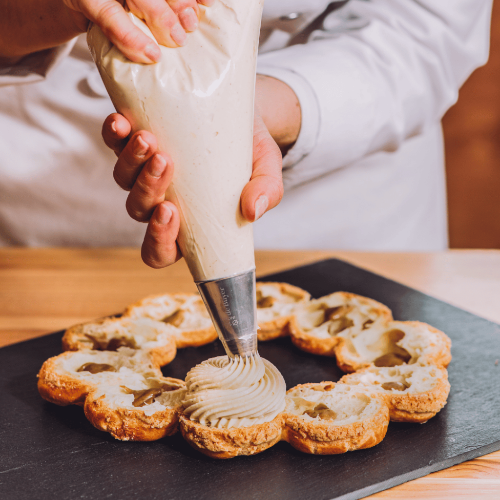 pocher une crème diplomate dans des choux pour un paris brest revisité